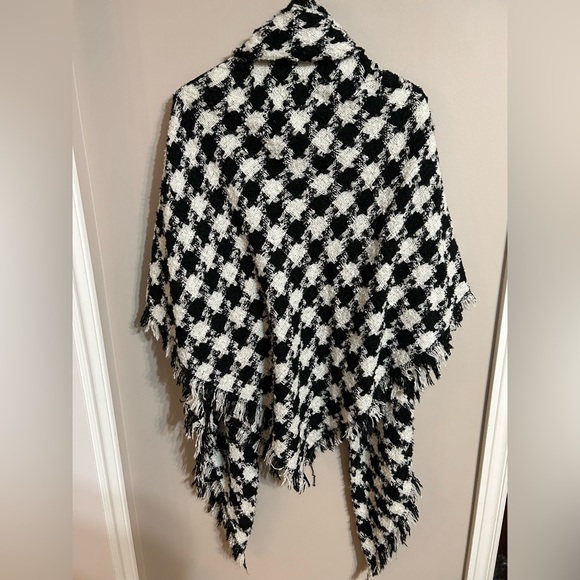 Women’s Black and white houndstooth wrap/cape. Rose gold clip, knit. - Picture 7 of 7